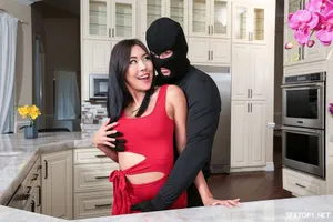 Căn phòng cửa sổ tròn đã quan hệ với bạn gái tôi hết lần này đến lần khác, quần lót của cô ấy để lộ môi lớn của cô ấy